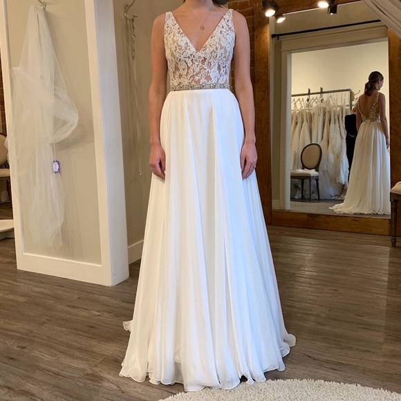 Paloma Blanca wedding dress - size 6 - Picture 2 of 5